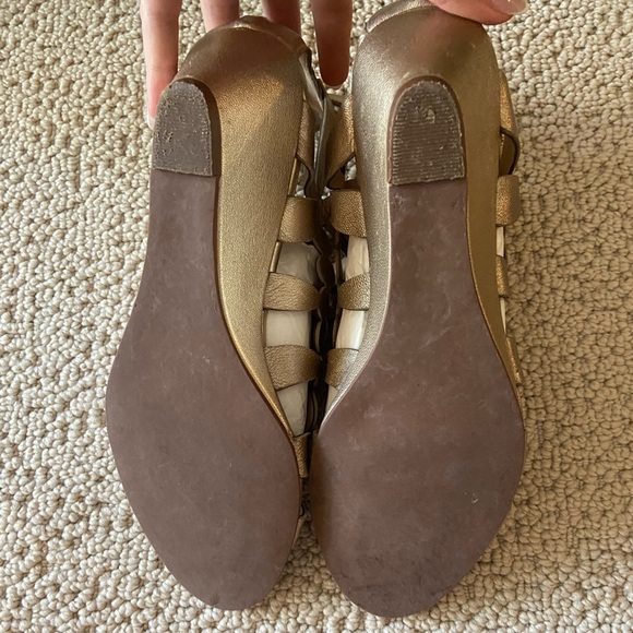 Tory Burch Metallic Gold Sandal Designer - Picture 3 of 7